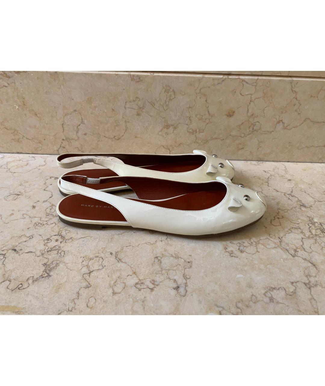 MARC JACOBS Бежевые балетки из лакированной кожи, фото 9