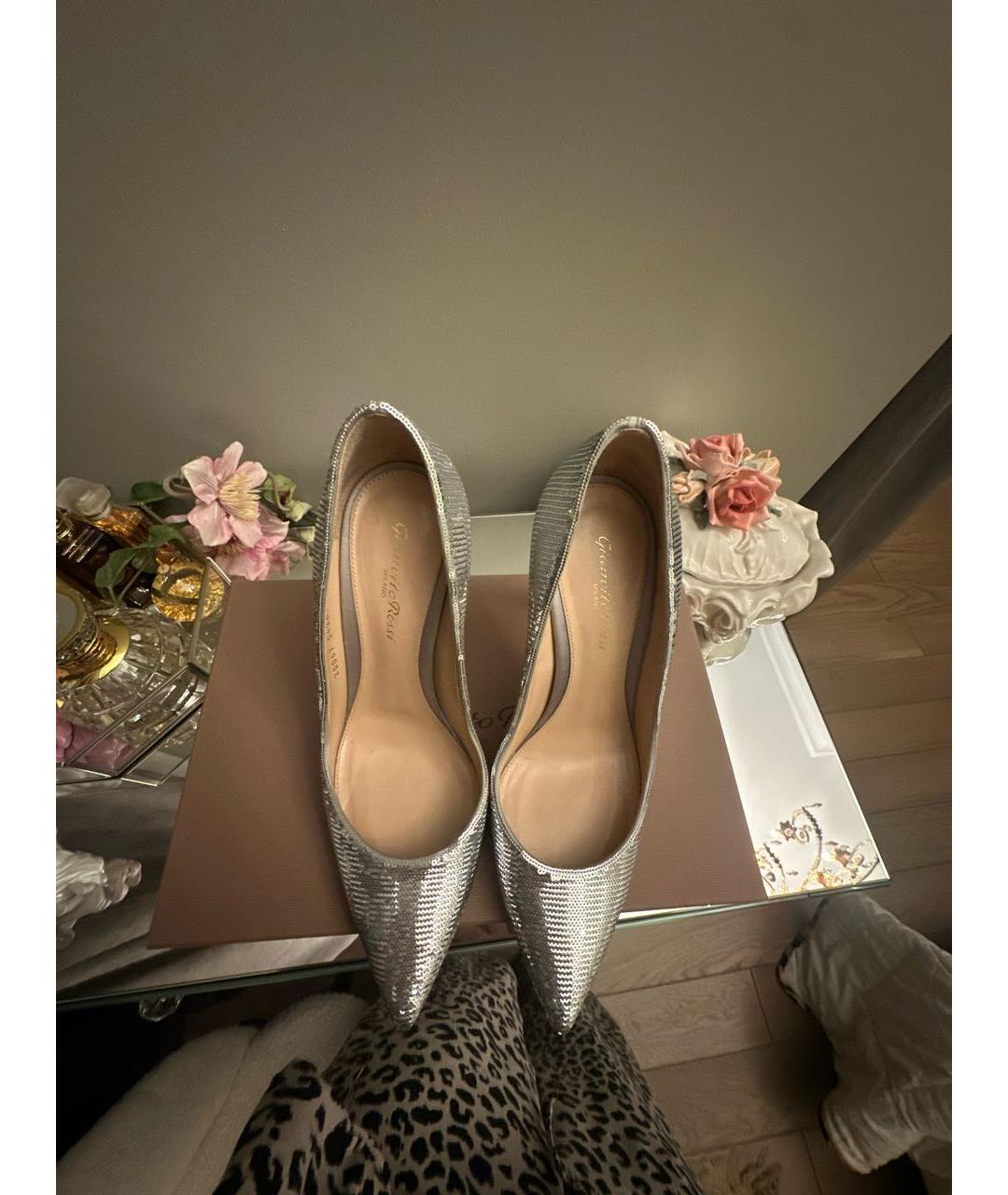 GIANVITO ROSSI Серебряные текстильные туфли, фото 3