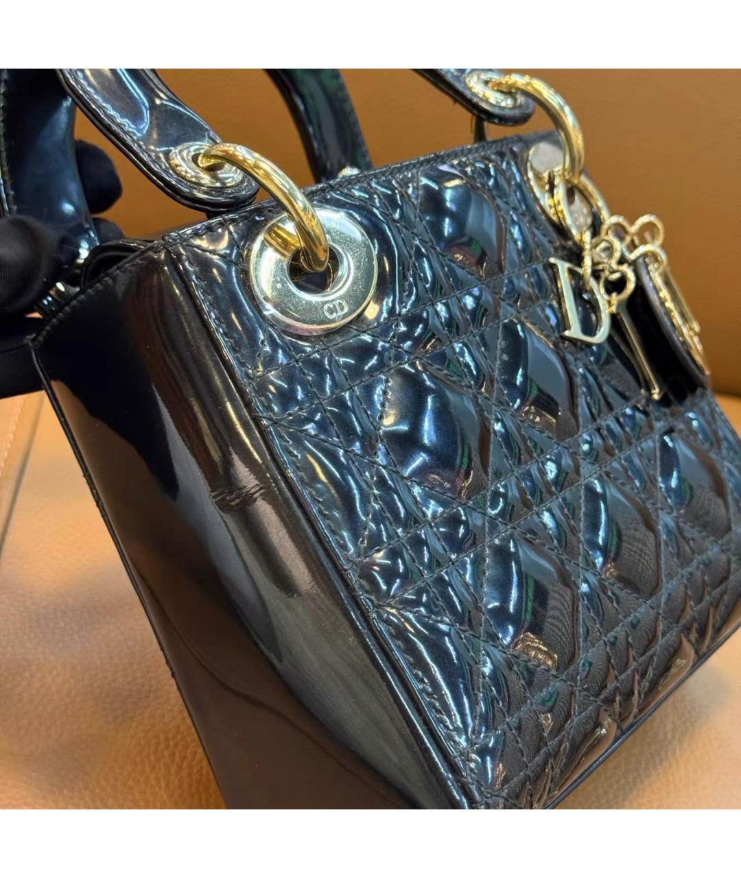 CHRISTIAN DIOR Черная сумка с короткими ручками из лакированной кожи, фото 4