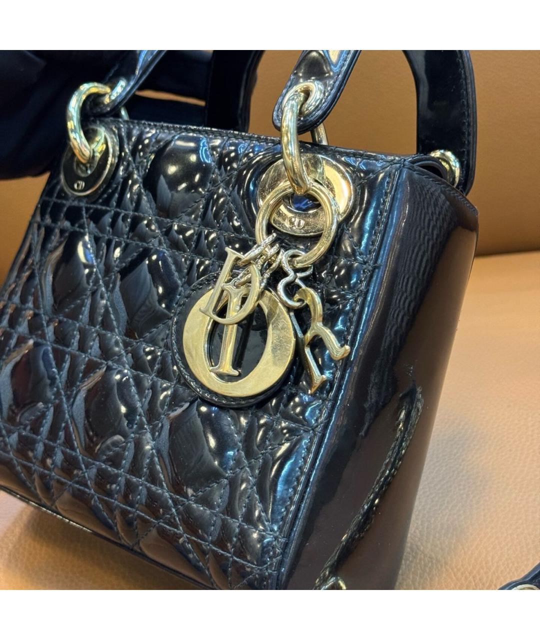 CHRISTIAN DIOR Черная сумка с короткими ручками из лакированной кожи, фото 5