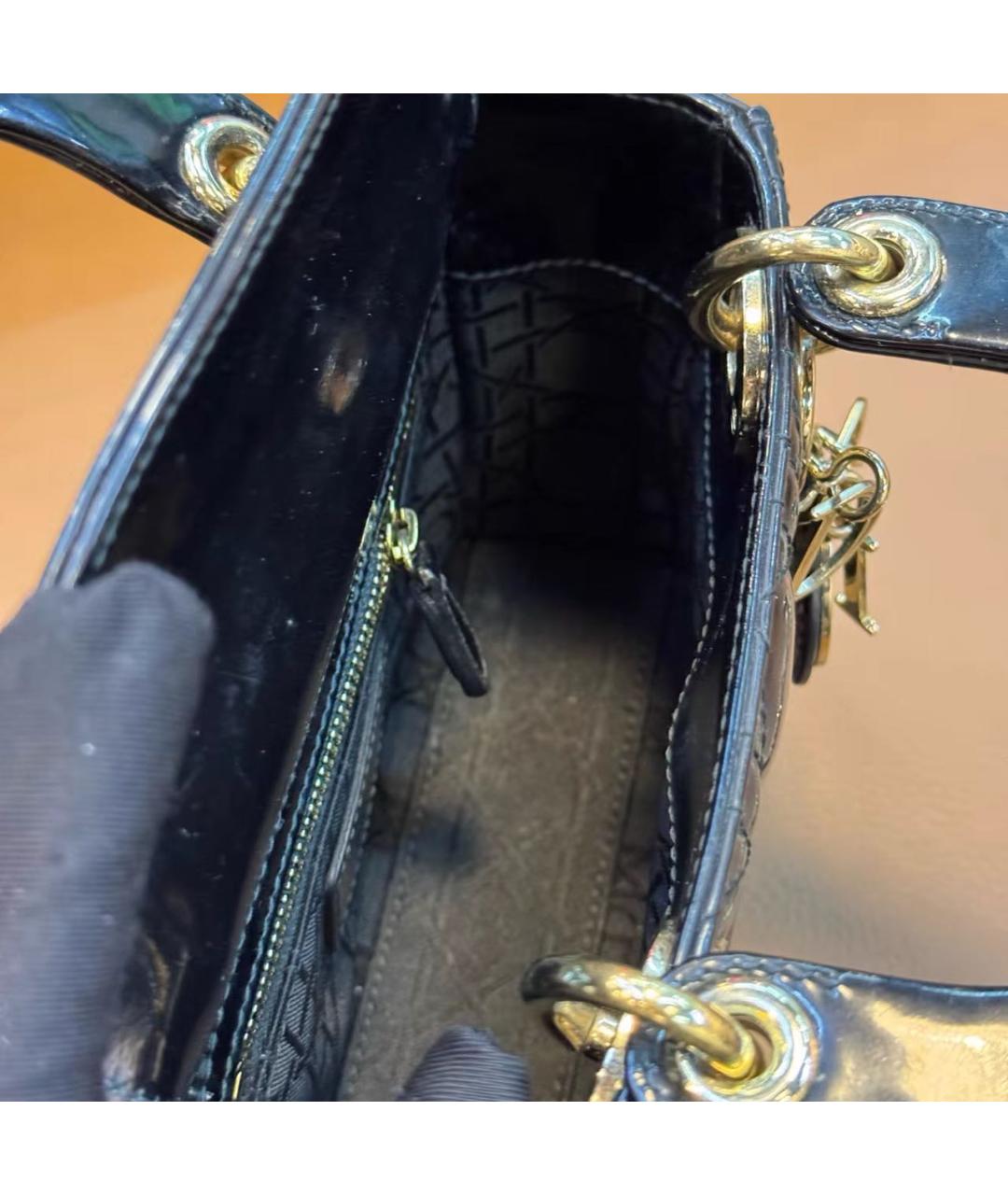 CHRISTIAN DIOR Черная сумка с короткими ручками из лакированной кожи, фото 7