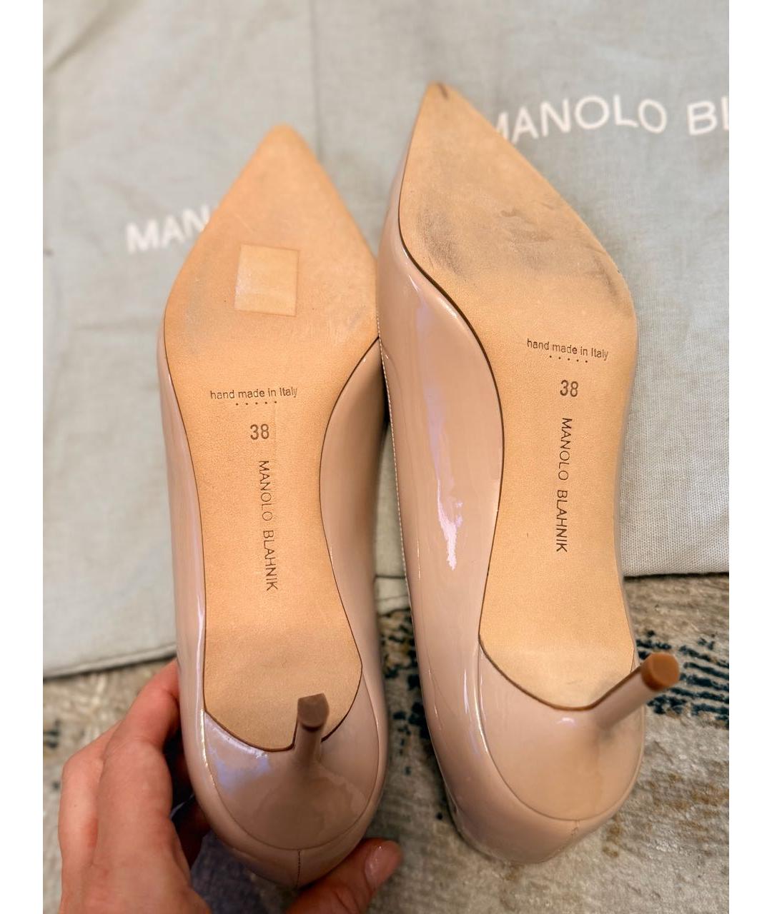 MANOLO BLAHNIK Бежевые туфли из лакированной кожи, фото 4