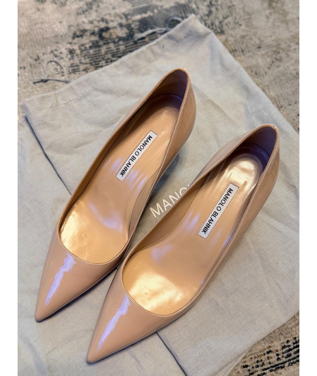 MANOLO BLAHNIK Бежевые туфли из лакированной кожи, фото 2