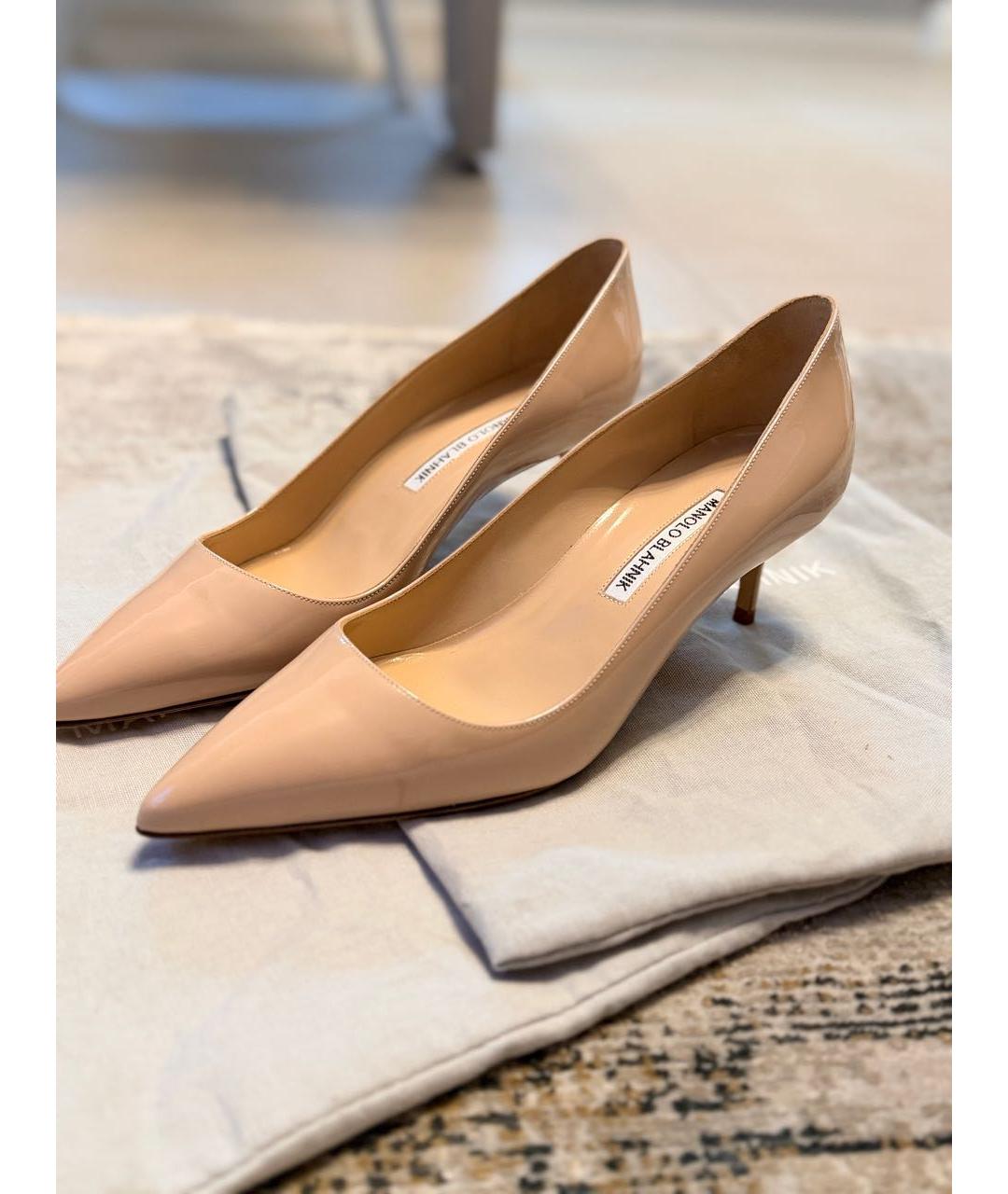 MANOLO BLAHNIK Бежевые туфли из лакированной кожи, фото 5