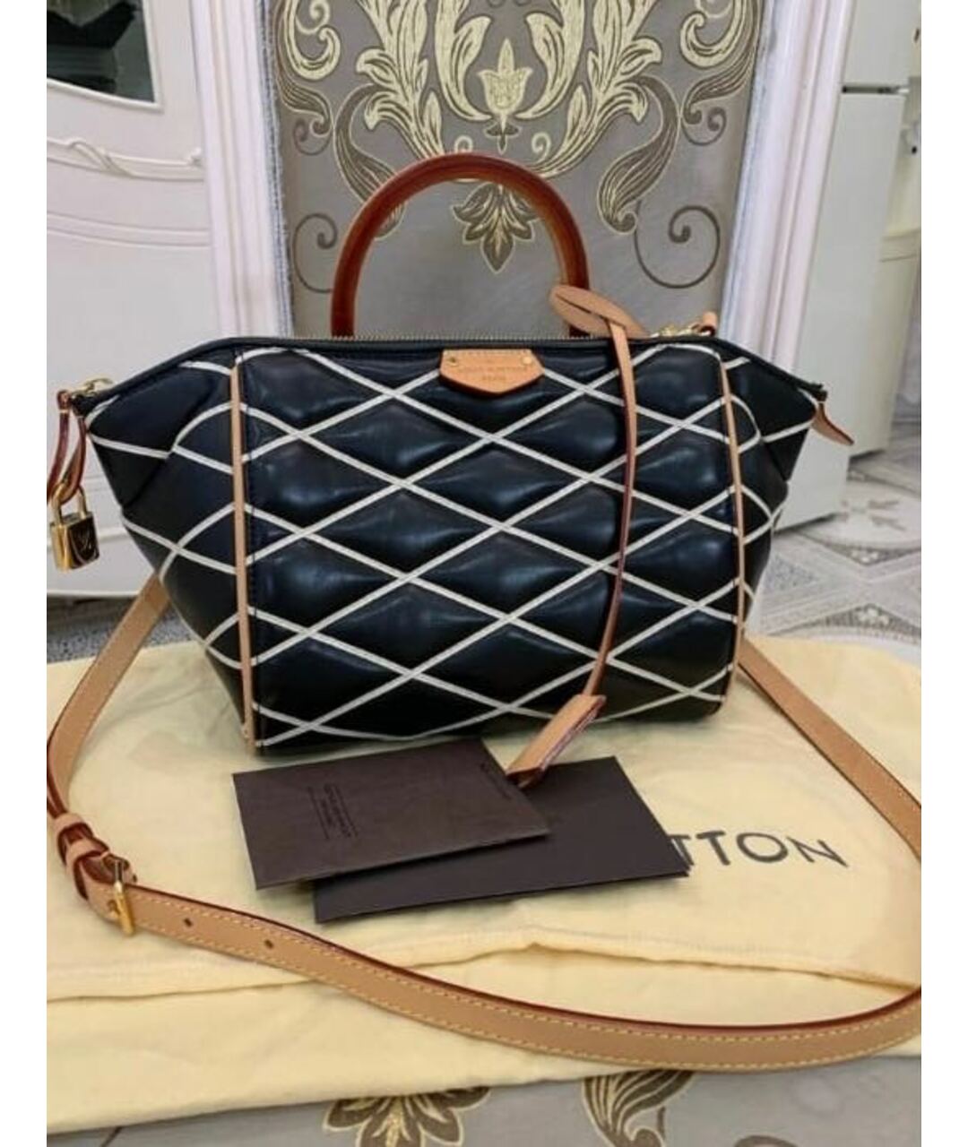 LOUIS VUITTON Черная кожаная сумка тоут, фото 3