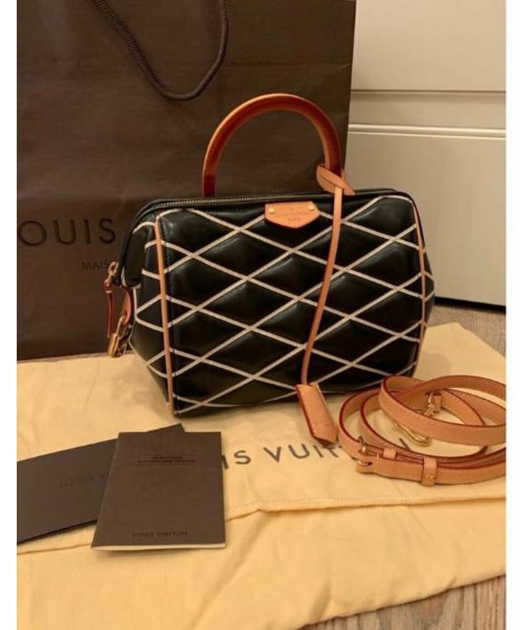 LOUIS VUITTON Черная кожаная сумка тоут, фото 2
