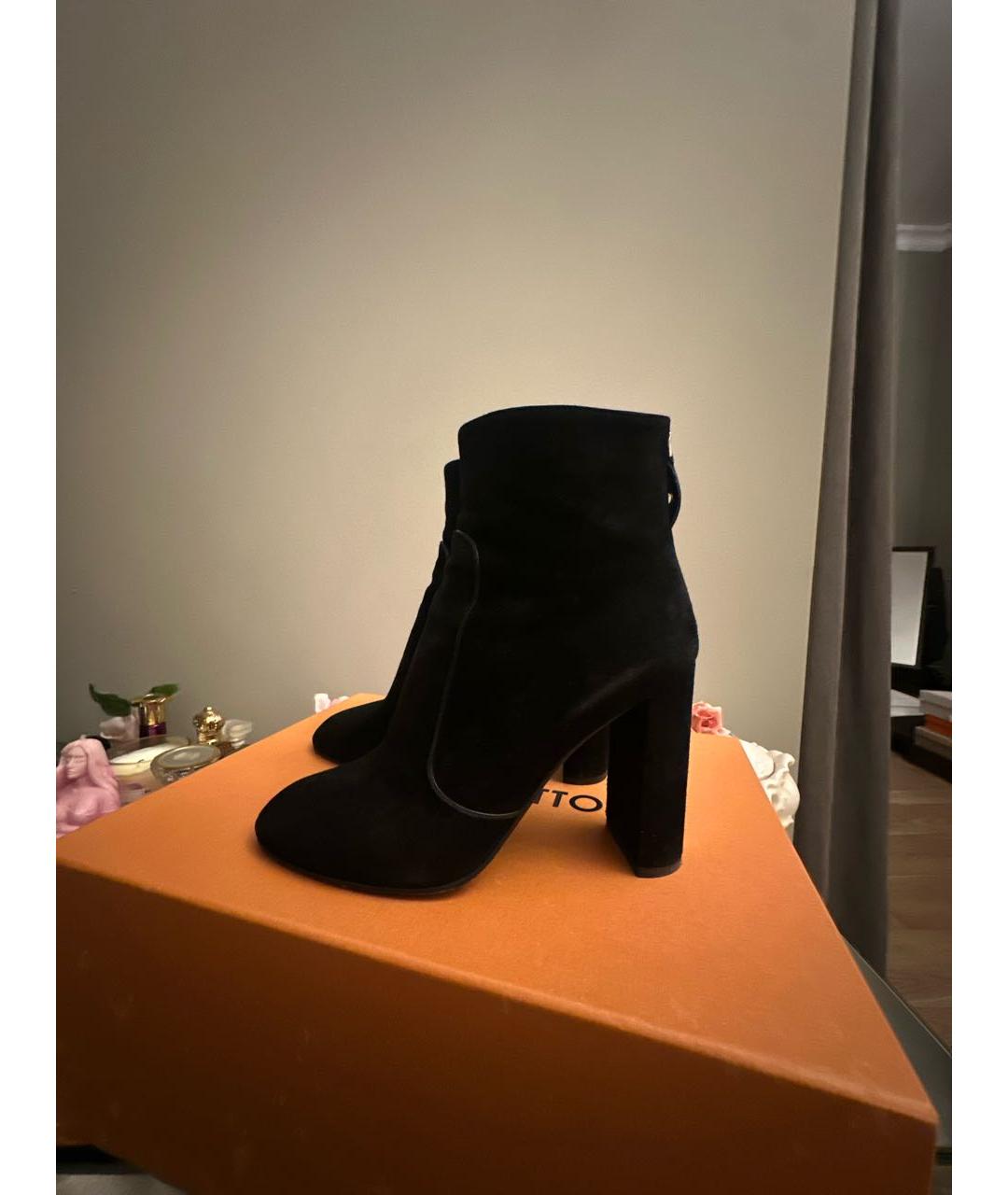 LOUIS VUITTON Черные замшевые полусапоги, фото 6