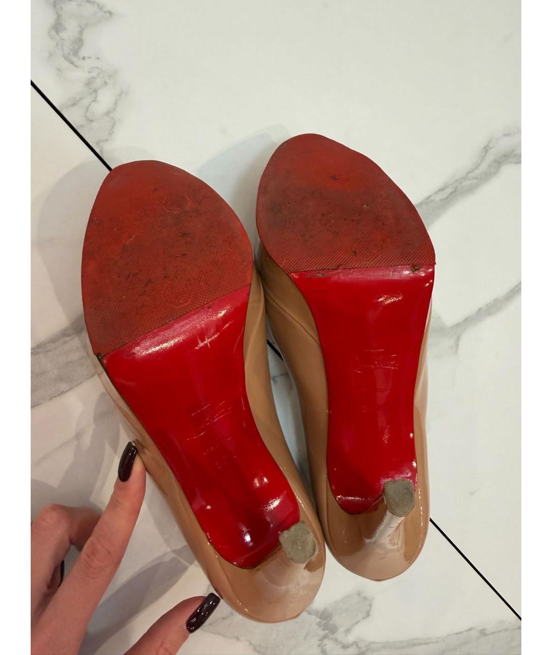 CHRISTIAN LOUBOUTIN Бежевые туфли из лакированной кожи, фото 6