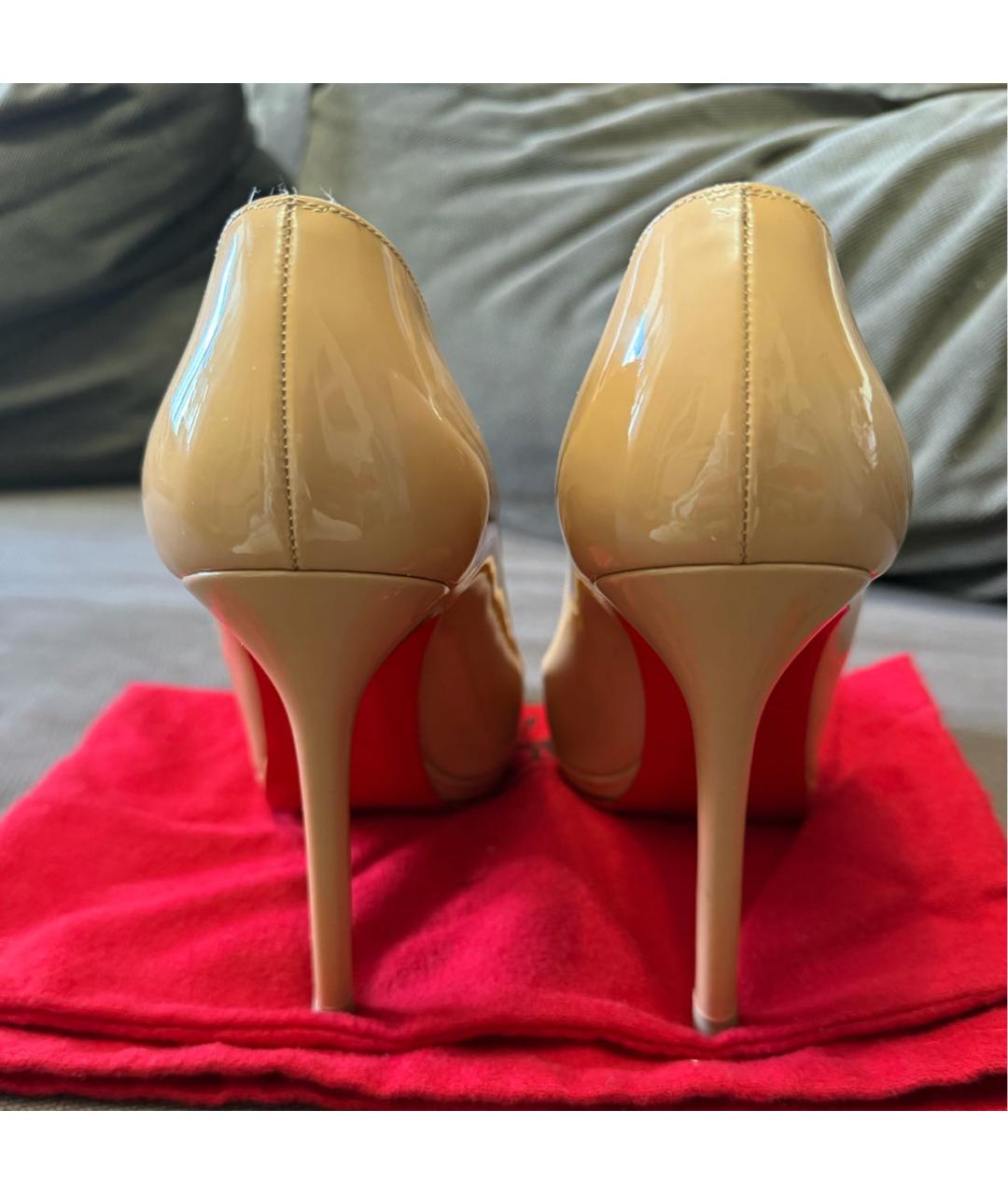 CHRISTIAN LOUBOUTIN Бежевые туфли из лакированной кожи, фото 4