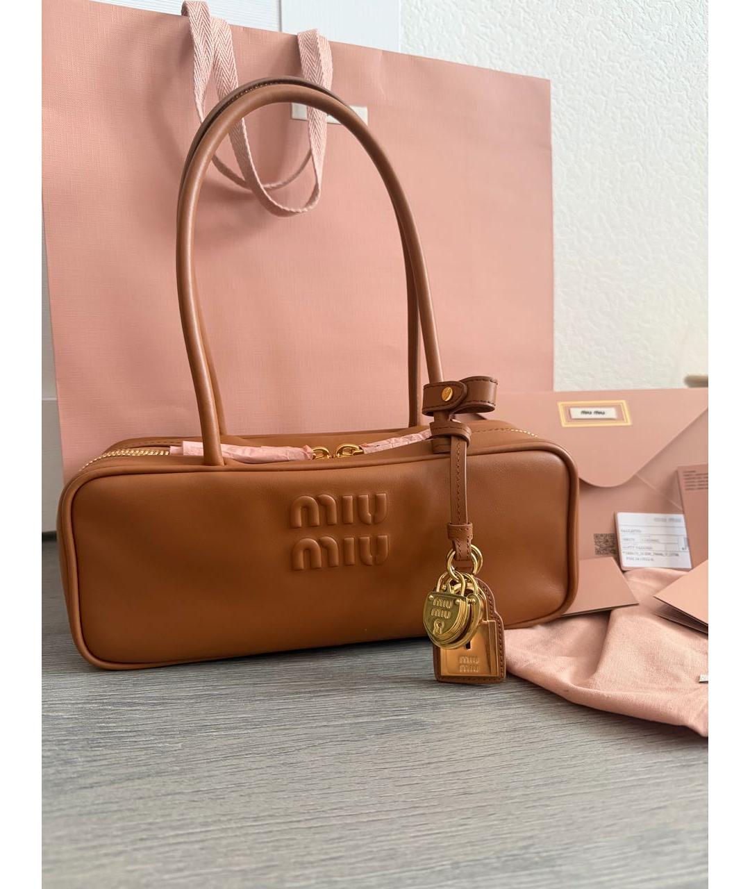 MIU MIU Коричневая кожаная сумка с короткими ручками, фото 5