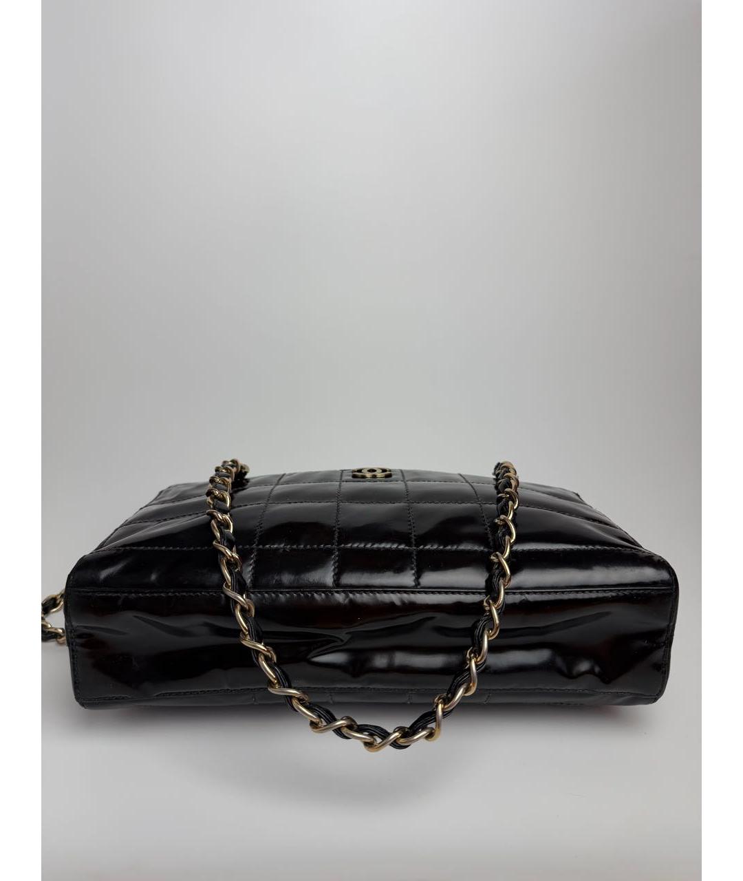 CHANEL Черная сумка через плечо из лакированной кожи, фото 5