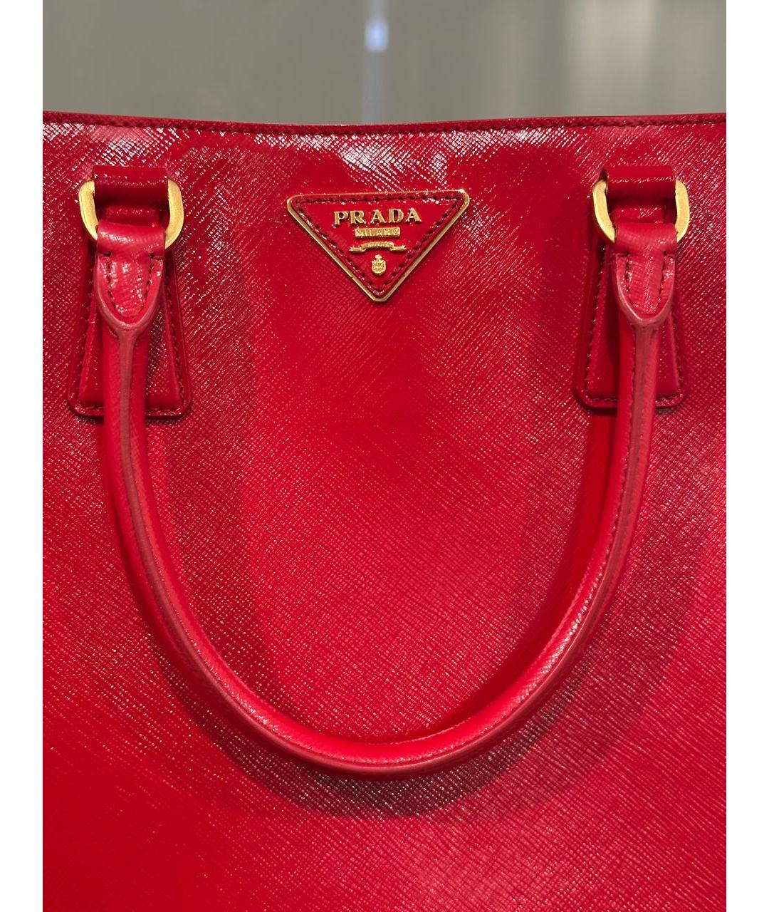 PRADA Красная сумка тоут из лакированной кожи, фото 6
