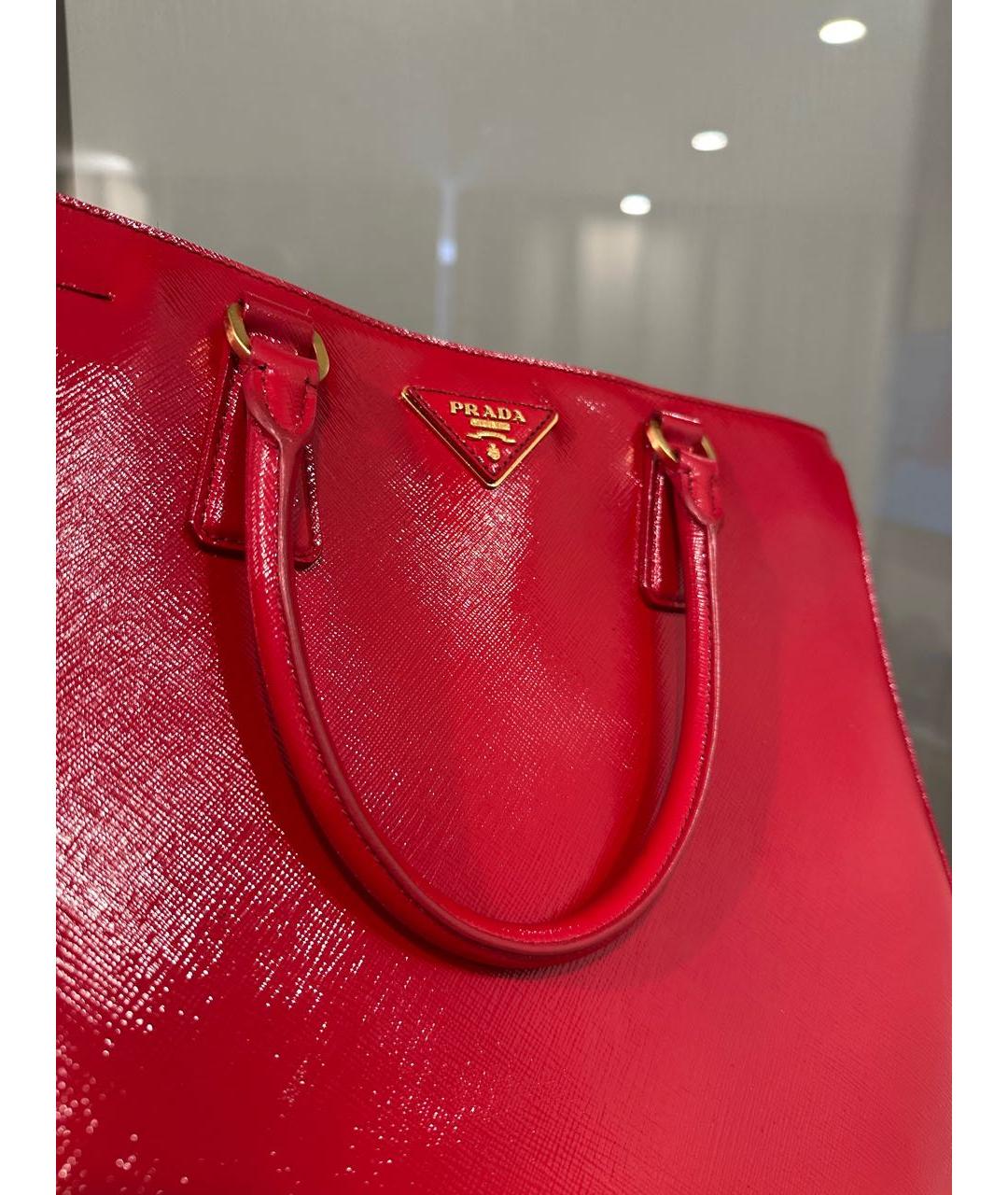 PRADA Красная сумка тоут из лакированной кожи, фото 3