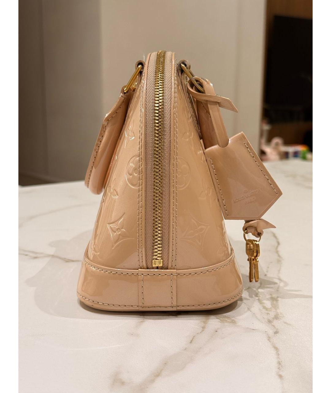 LOUIS VUITTON Бежевая сумка с короткими ручками из лакированной кожи, фото 2