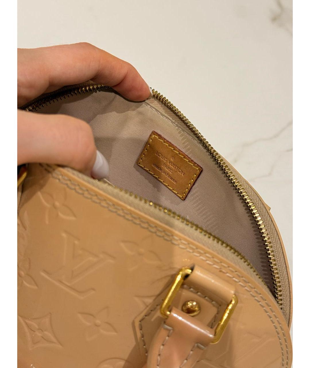 LOUIS VUITTON Бежевая сумка с короткими ручками из лакированной кожи, фото 4