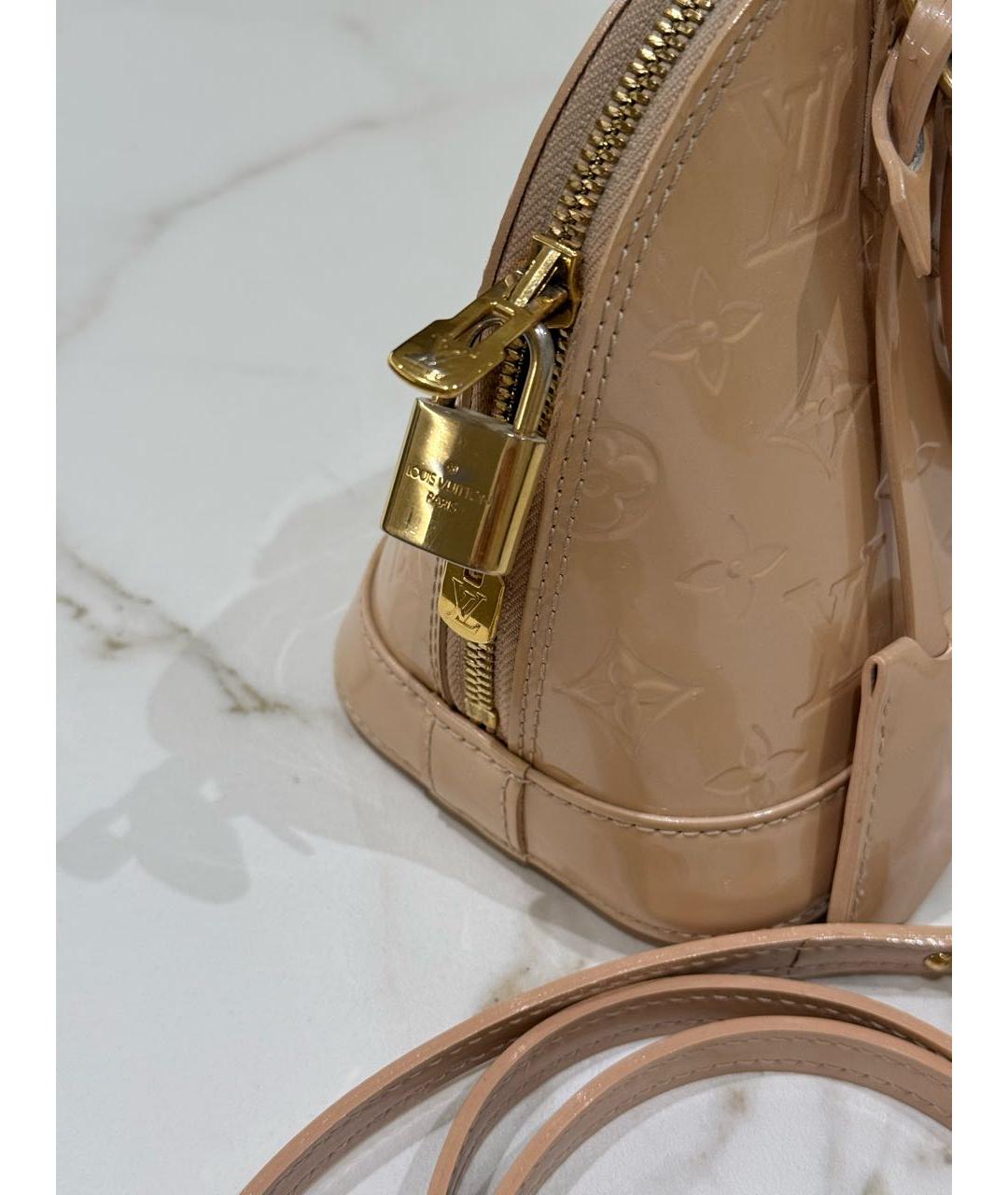 LOUIS VUITTON Бежевая сумка с короткими ручками из лакированной кожи, фото 6