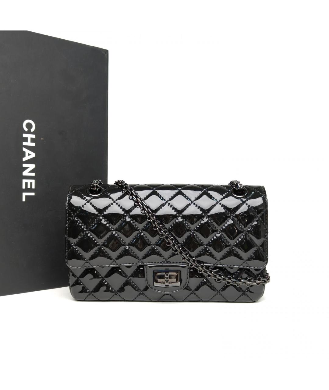 CHANEL Черная сумка через плечо из лакированной кожи, фото 9