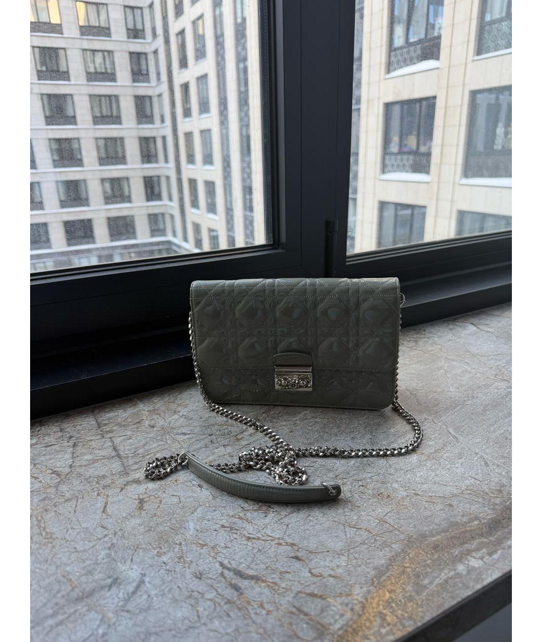 CHRISTIAN DIOR Серая сумка через плечо из лакированной кожи, фото 4