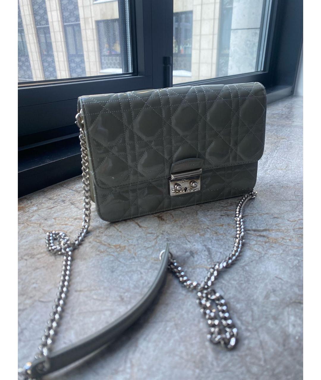 CHRISTIAN DIOR Серая сумка через плечо из лакированной кожи, фото 5