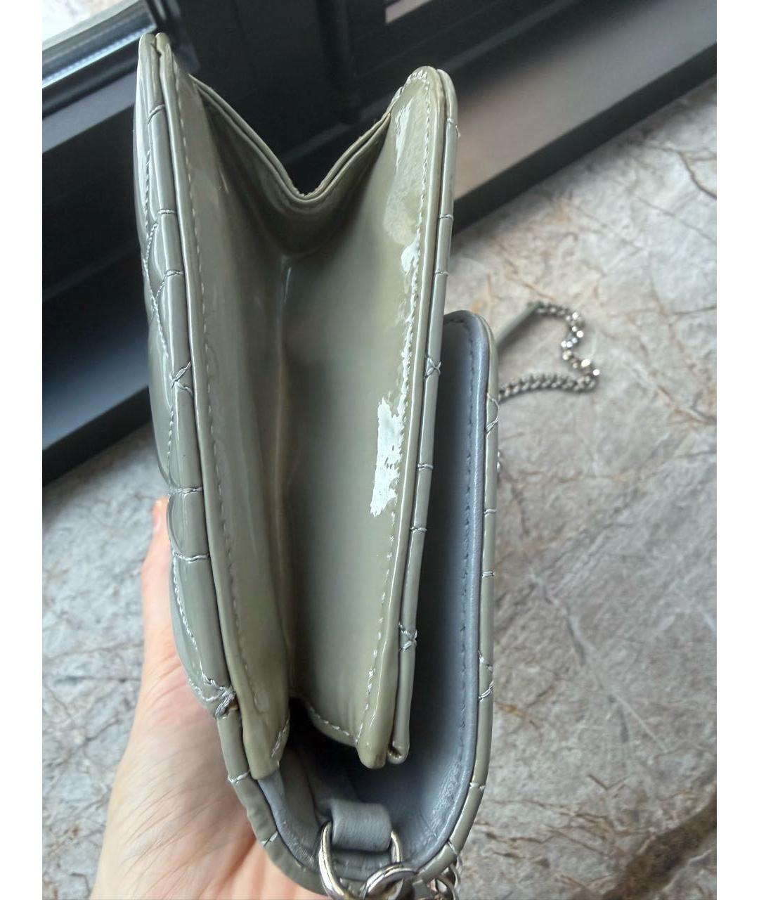 CHRISTIAN DIOR Серая сумка через плечо из лакированной кожи, фото 7