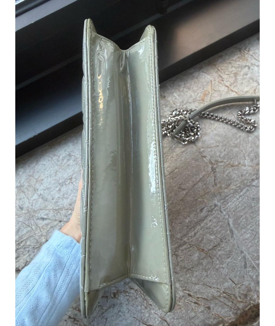 CHRISTIAN DIOR Серая сумка через плечо из лакированной кожи, фото 3