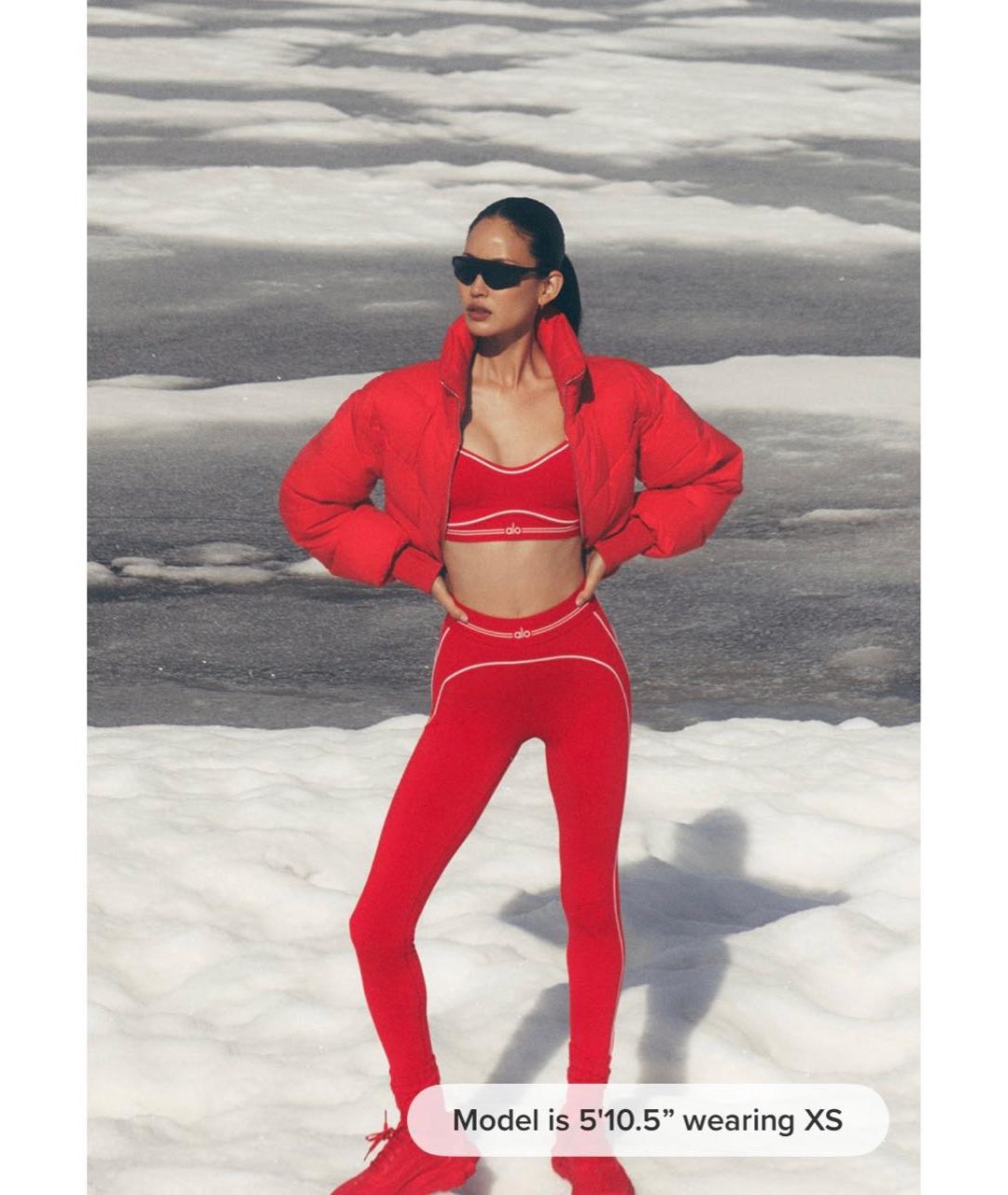 ALO YOGA Красные полиэстеровые спортивные брюки и шорты, фото 5