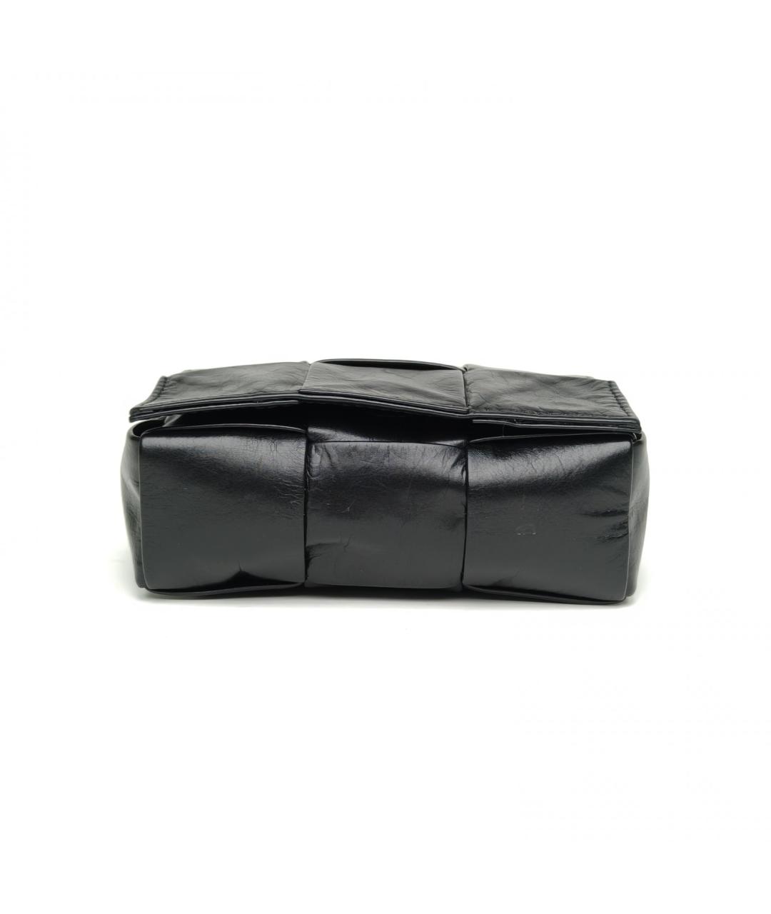 BOTTEGA VENETA Черная сумка через плечо из лакированной кожи, фото 6