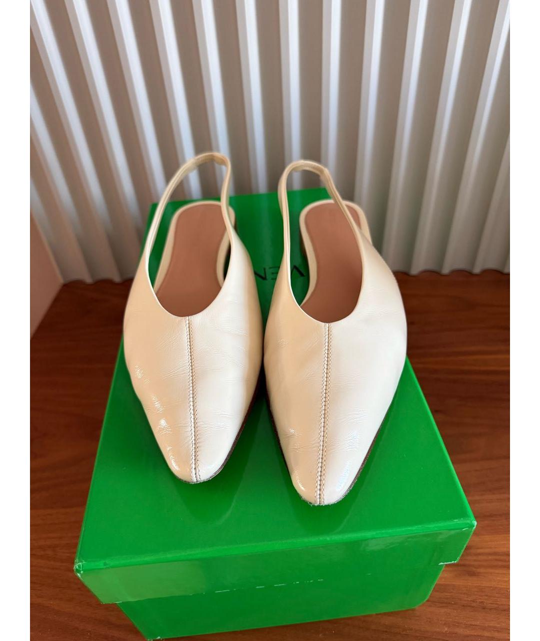 BOTTEGA VENETA Бежевые кожаные балетки, фото 2