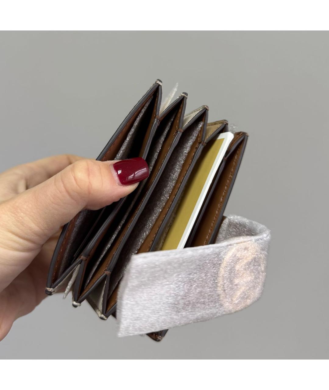 MICHAEL KORS Бежевый кожаный кардхолдер, фото 4