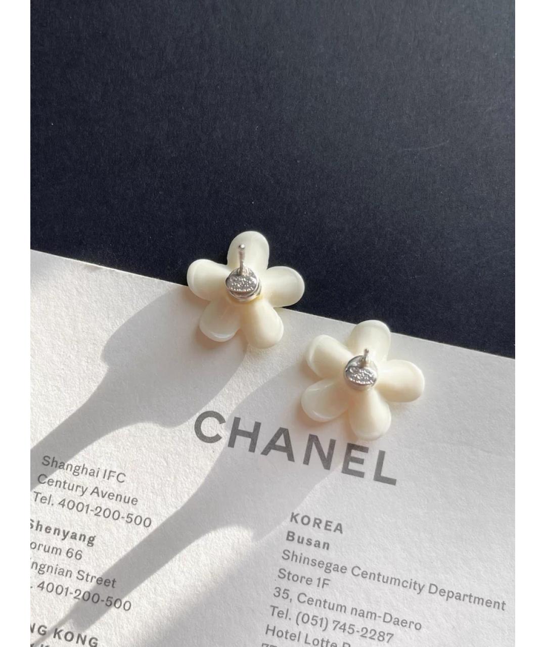CHANEL Белые пластиковые серьги, фото 2