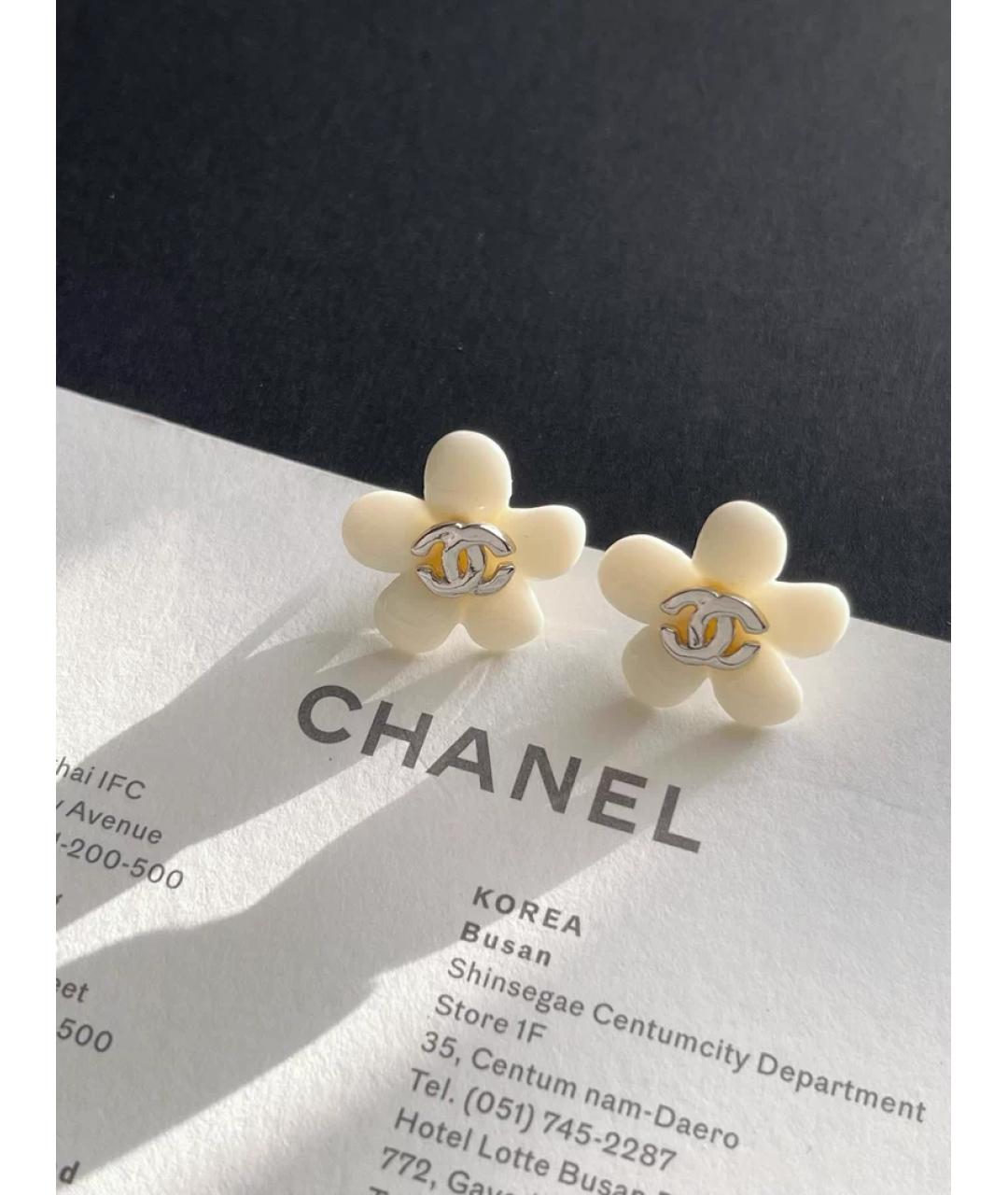 CHANEL Белые пластиковые серьги, фото 3