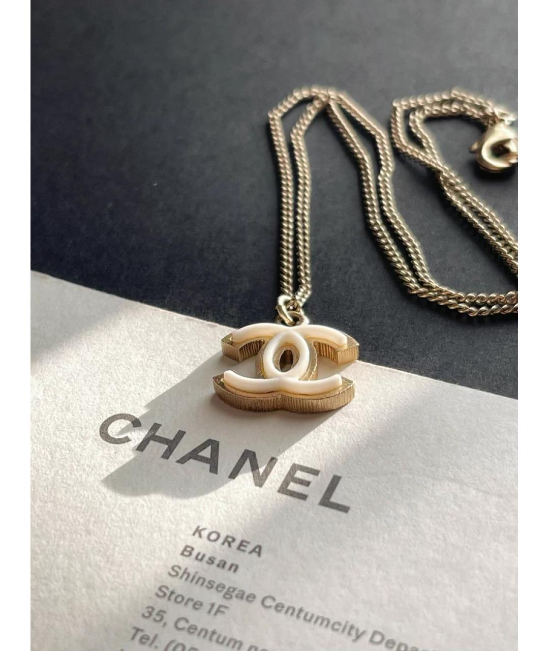 CHANEL Белая металлическая подвеска, фото 3