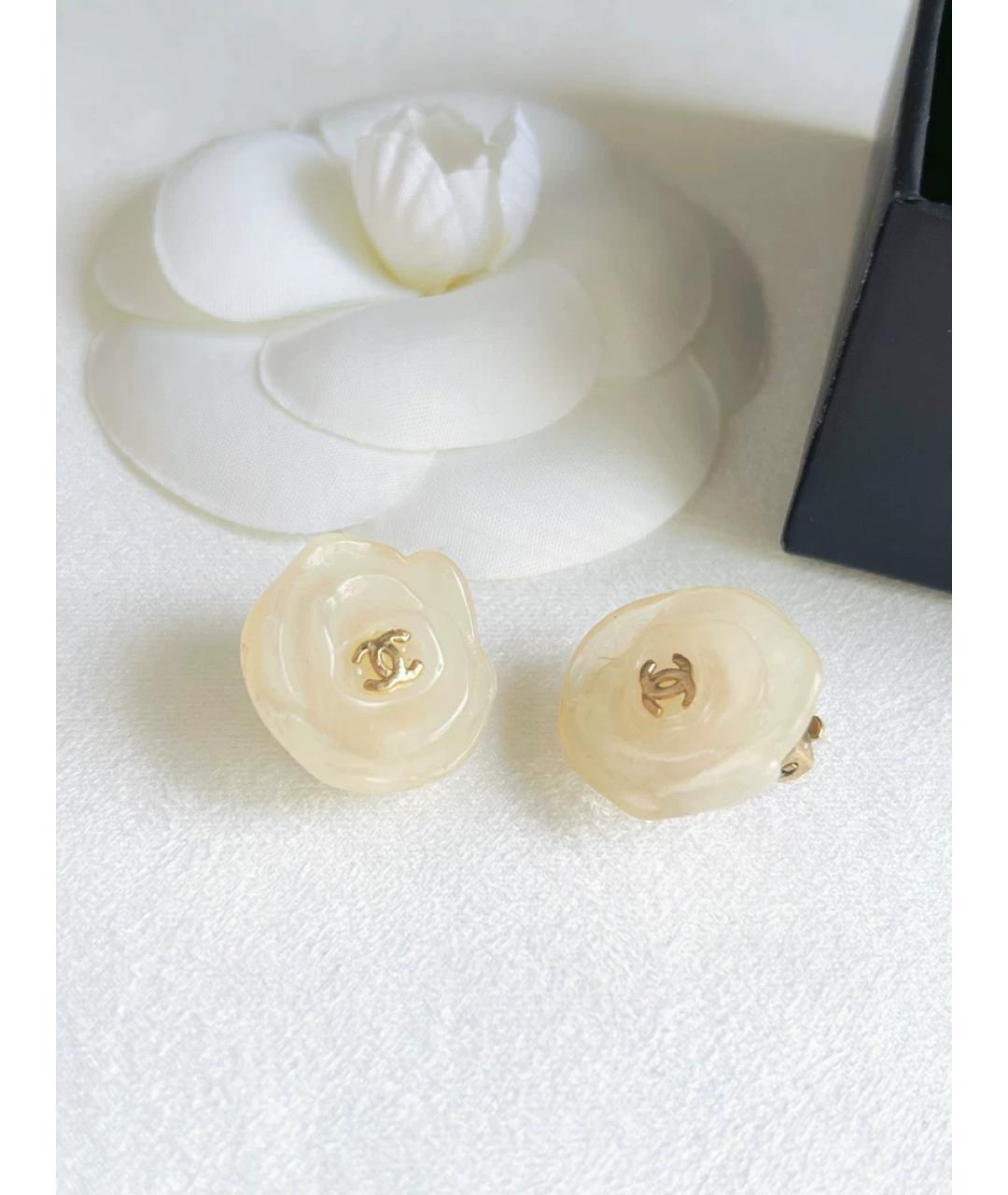CHANEL Белые пластиковые серьги, фото 3