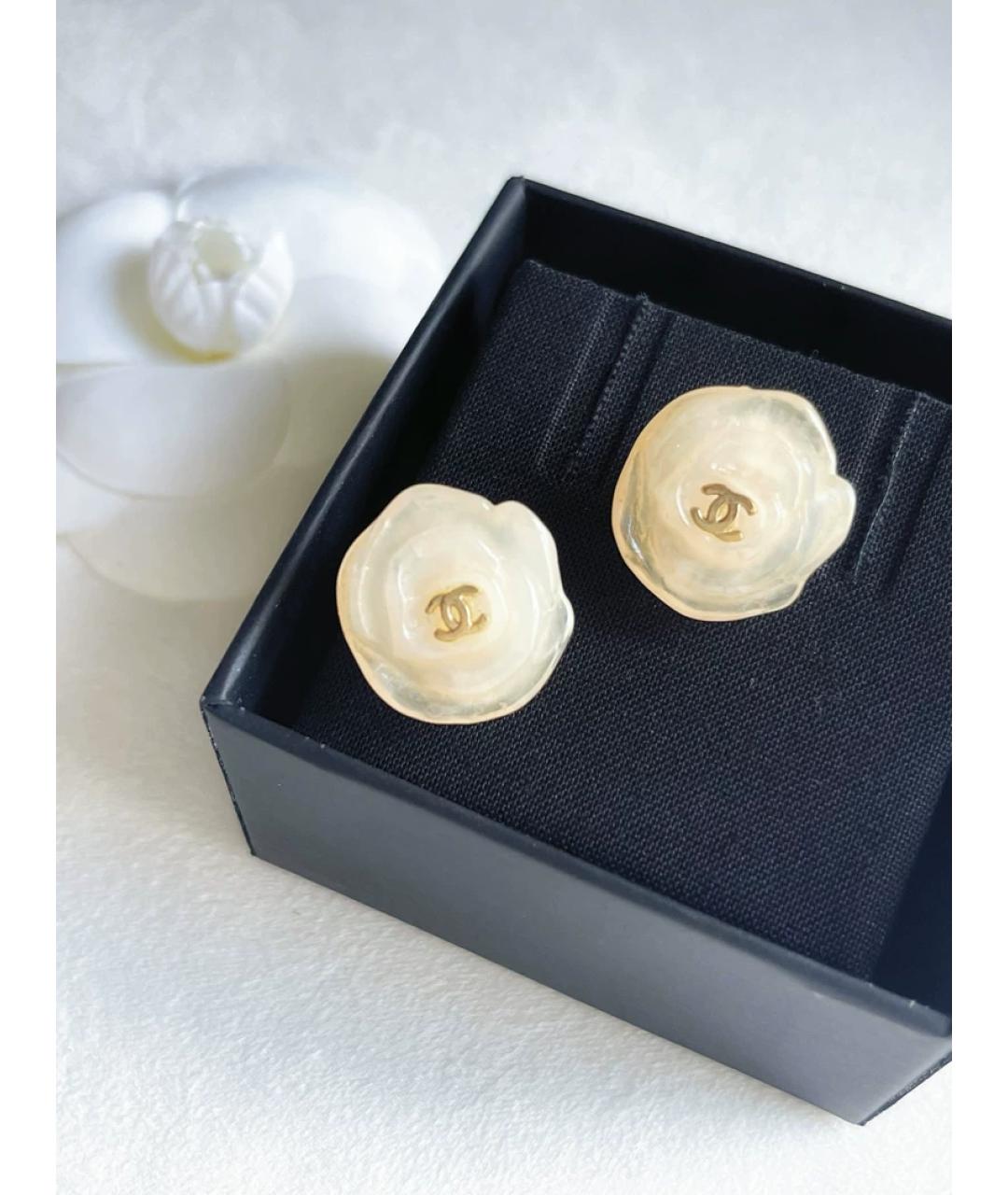 CHANEL Белые пластиковые серьги, фото 5