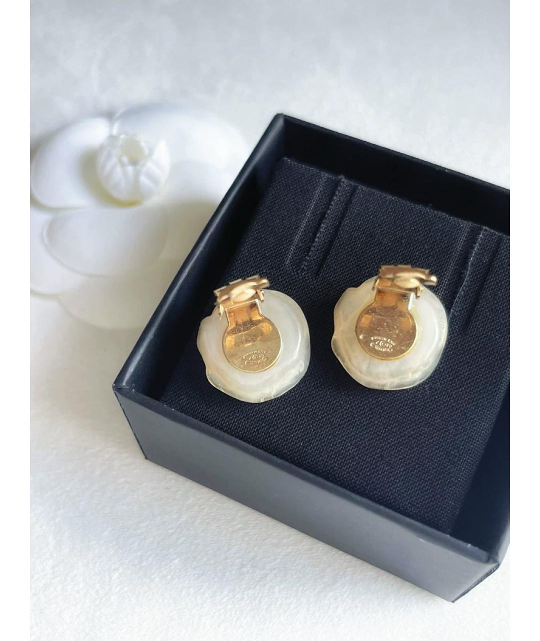 CHANEL Белые пластиковые серьги, фото 2