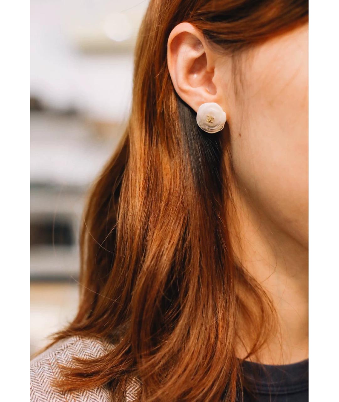 CHANEL Белые пластиковые серьги, фото 4