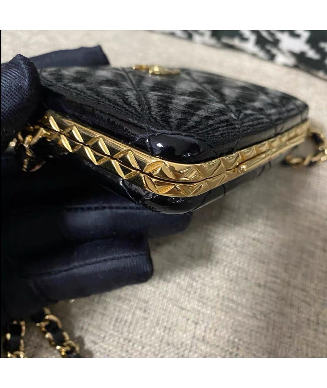 CHANEL Черная сумка через плечо из лакированной кожи, фото 3