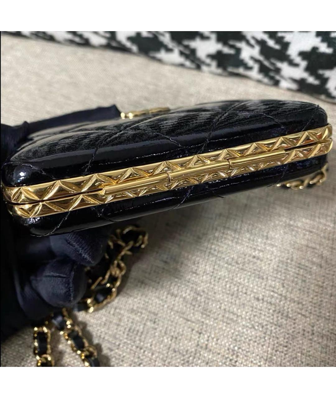 CHANEL Черная сумка через плечо из лакированной кожи, фото 4