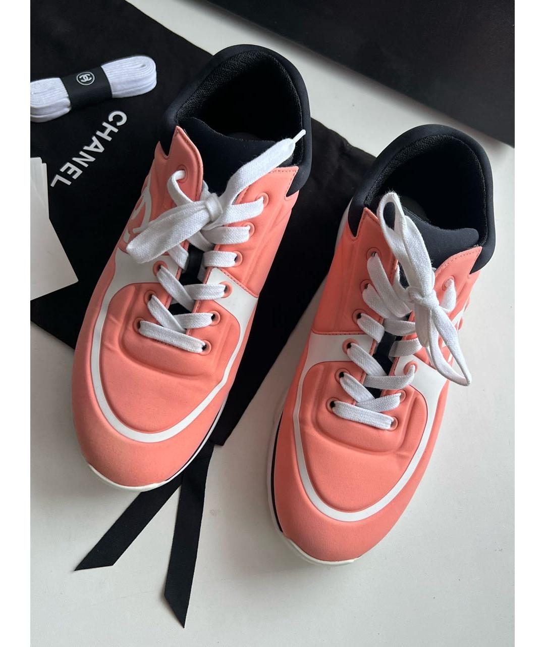 CHANEL Коралловые текстильные кроссовки, фото 2