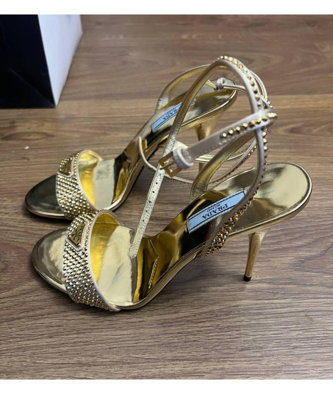 PRADA Золотые босоножки из лакированной кожи, фото 3