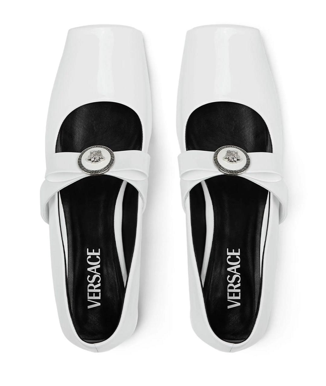 VERSACE Белые балетки из лакированной кожи, фото 4