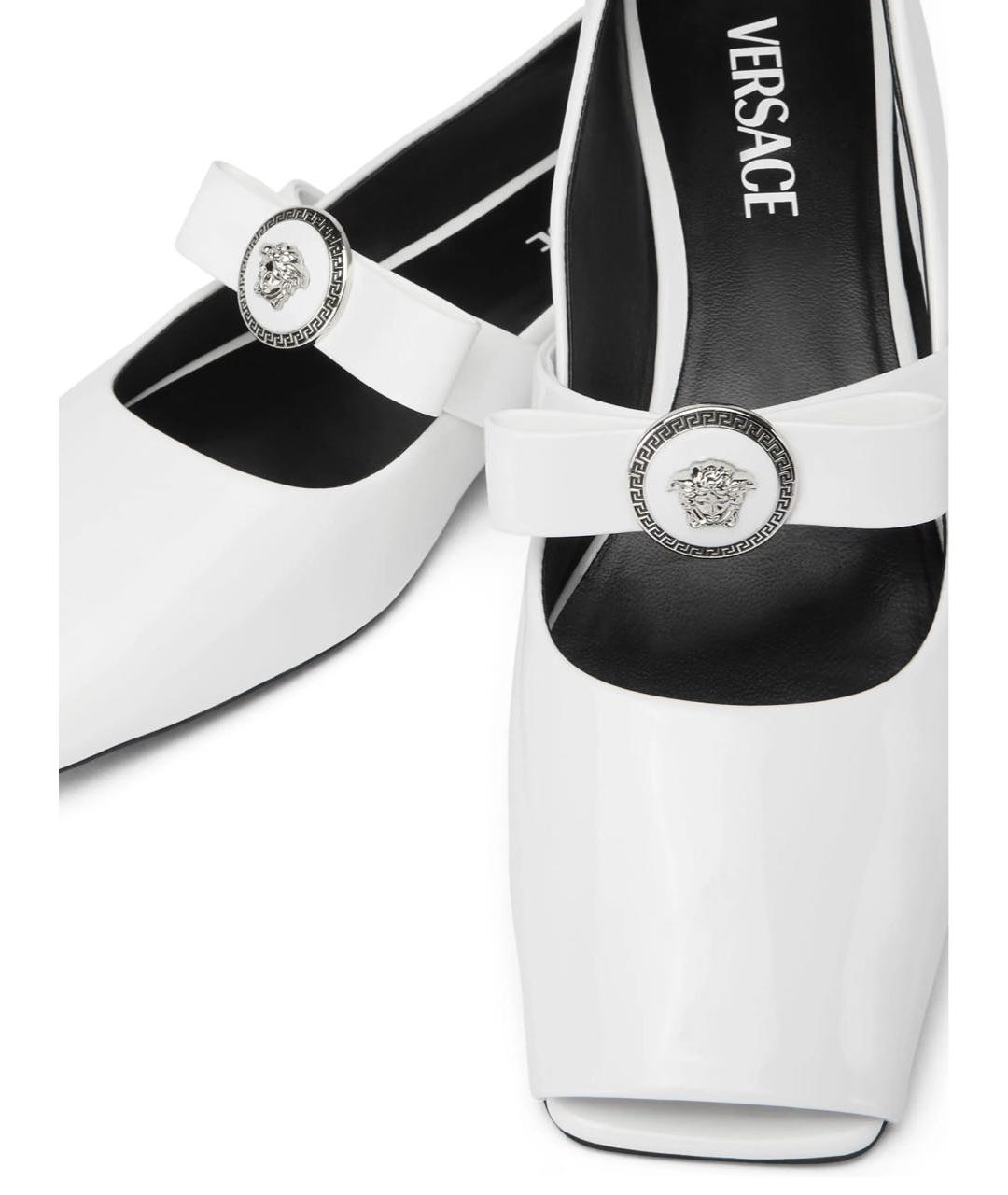 VERSACE Белые балетки из лакированной кожи, фото 3