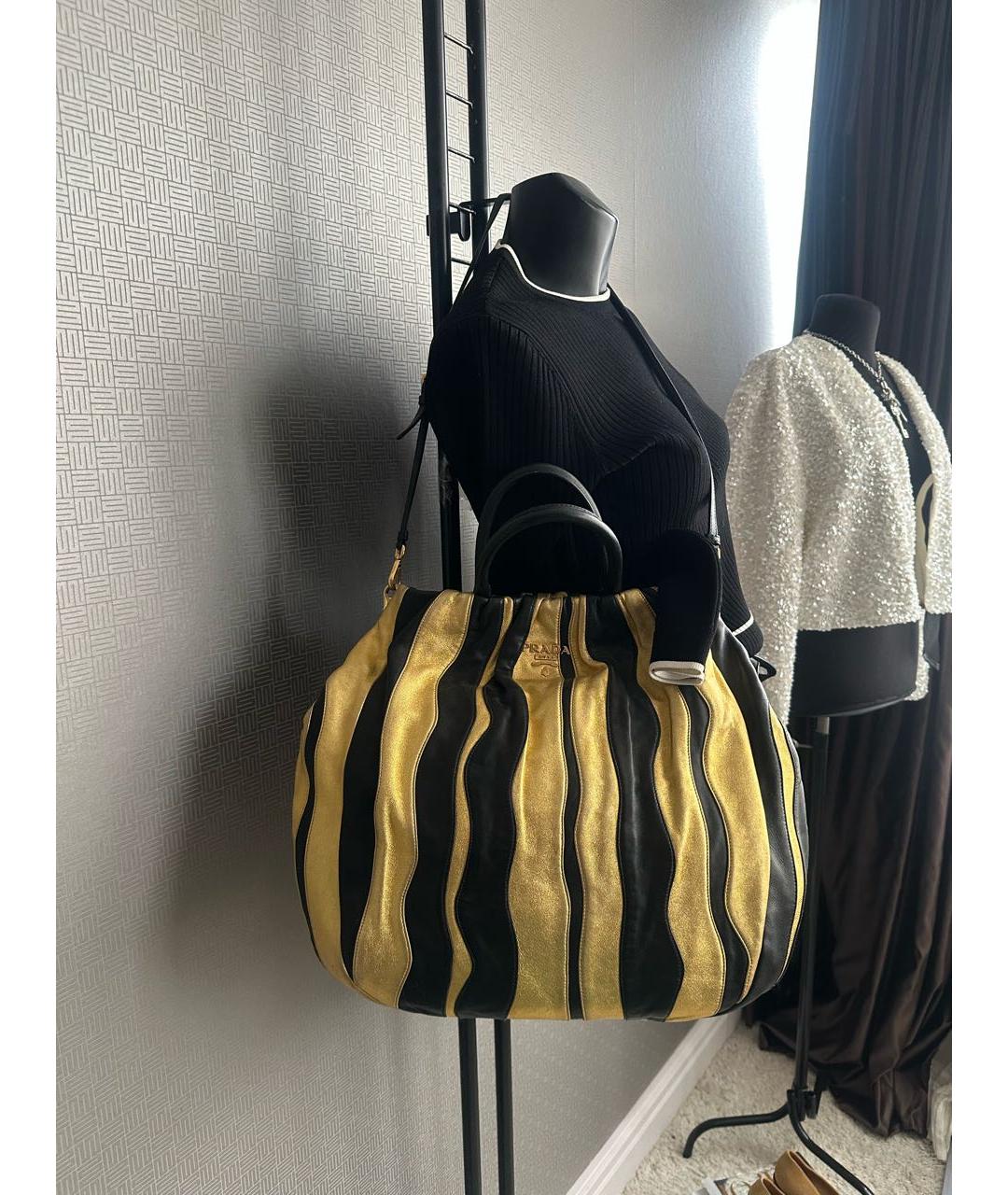 PRADA Золотая кожаная сумка с короткими ручками, фото 5