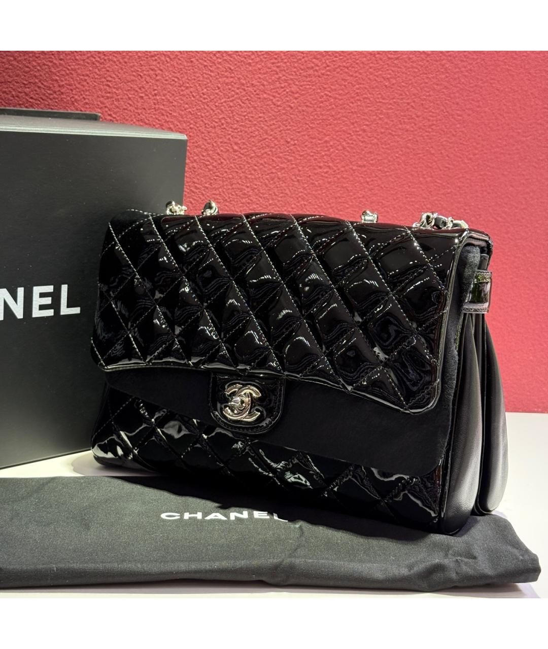 CHANEL Черная сумка через плечо из лакированной кожи, фото 10