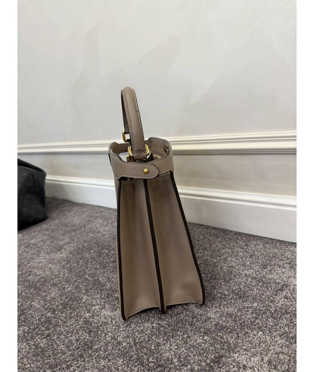 FENDI Бежевая кожаная сумка с короткими ручками, фото 2