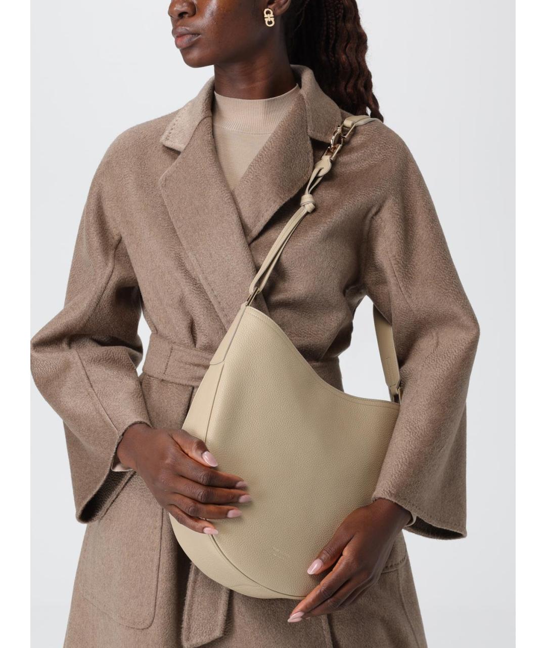 FERRAGAMO Бежевая кожаная сумка через плечо, фото 2