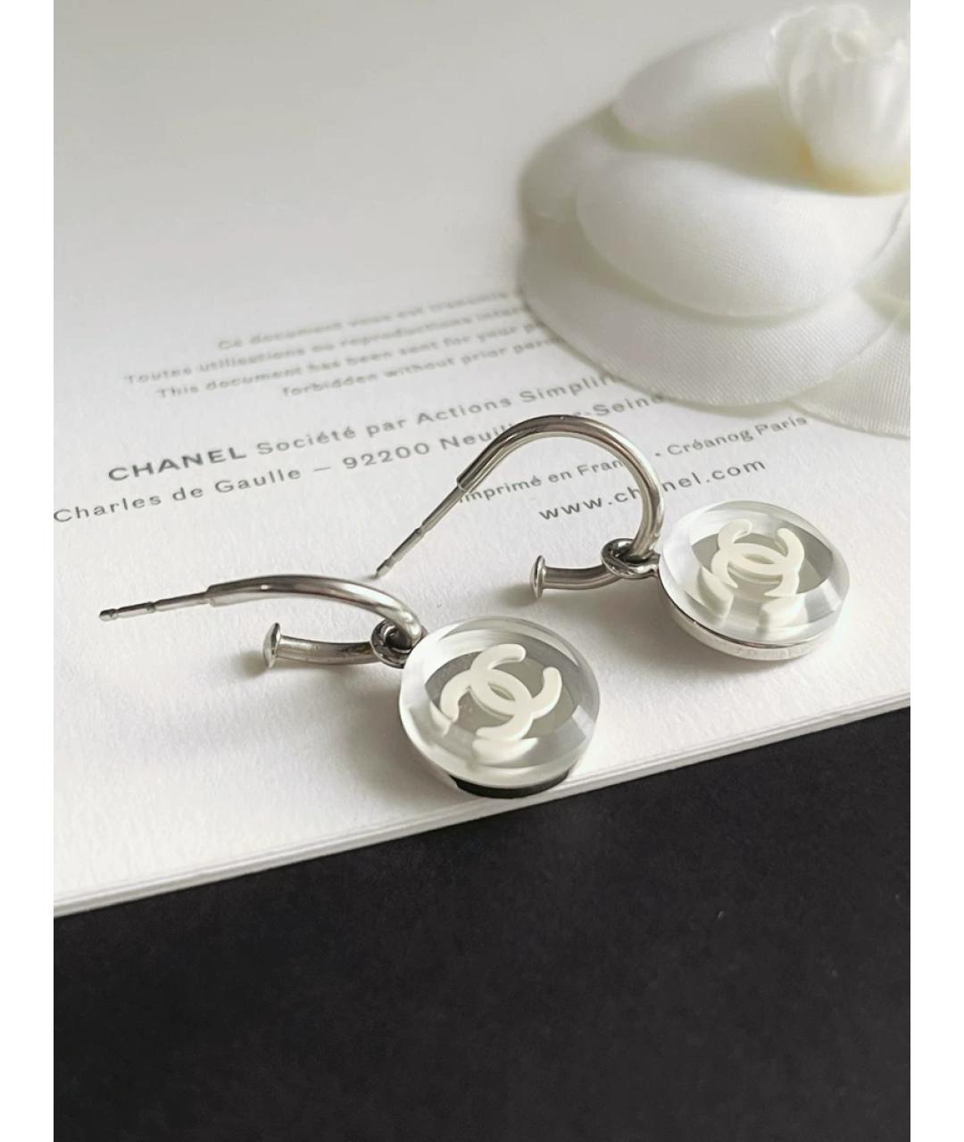 CHANEL Белые пластиковые серьги, фото 2