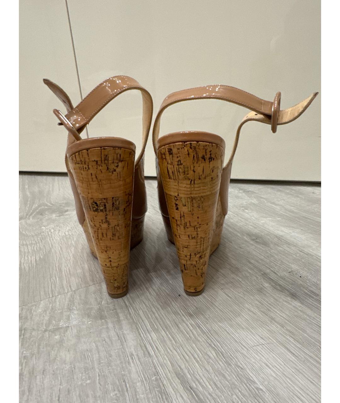 CHRISTIAN LOUBOUTIN Бежевые туфли из лакированной кожи, фото 4