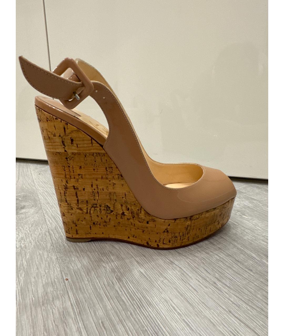 CHRISTIAN LOUBOUTIN Бежевые туфли из лакированной кожи, фото 6