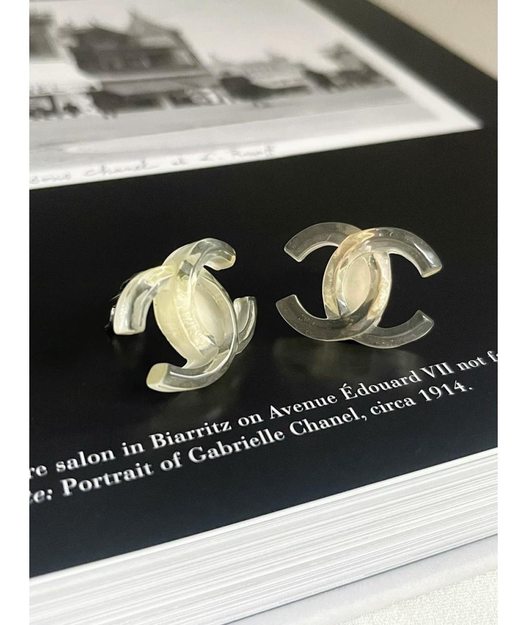 CHANEL Белые пластиковые клипсы, фото 2